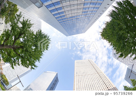 東京都・新宿副都心の高層ビル・オフィス街 95739266