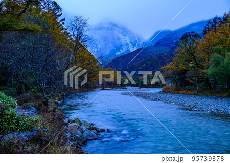 雪化粧した焼岳の夜明け 95739378