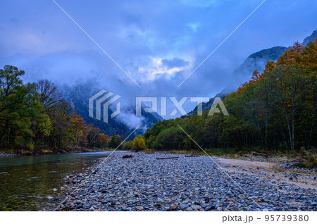 日の出直後の梓川と明神岳 95739380