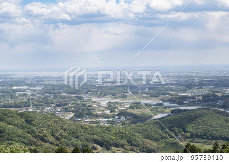 町並みを眺望できる丘から取った遠くの風景の写真素材 [95739410] - PIXTA