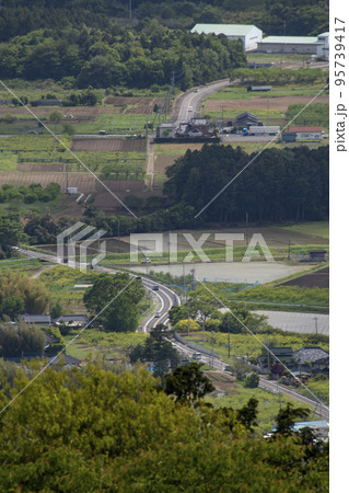 町並みを眺望できる丘から取った遠くの風景 95739417