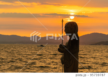 宍道湖の夕日　袖師地蔵（島根県松江市） 95739787