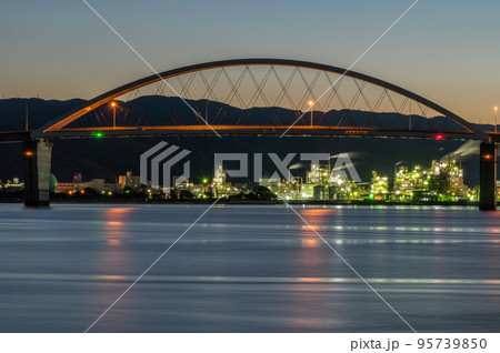 夜明けの工場地帯　山口県周南市 95739850