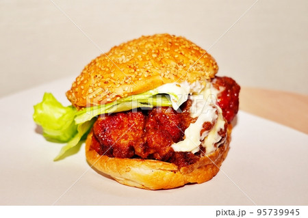 チャイニーズチキンバーガー（函館ラッキーピエロ） 95739945