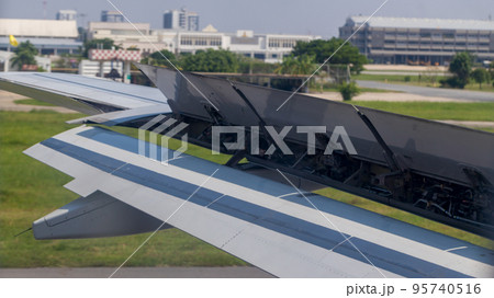Wing braking of the aircraft on the runway. Wing braking of the aircraft on the runway. 95740516