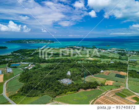 【沖縄・古宇利・空撮写真】屋我地島上空から美しいリーフに浮かぶ古宇利島とその周辺をドローンで撮影⑤ 95740872