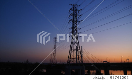 マジックアワーの送電鉄塔 95741002