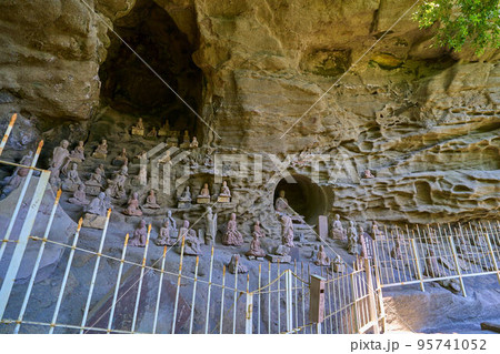 千葉県鋸南町の鋸山日本寺の千五百羅漢道(弘法大師護摩窟) 95741052