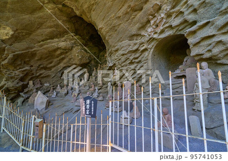 千葉県鋸南町の鋸山日本寺の千五百羅漢道(弘法大師護摩窟) 95741053