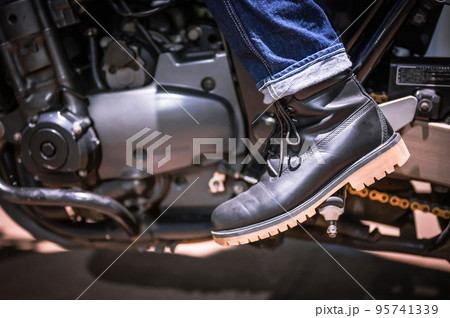 バイクのステップに足を乗せる男性 バイクのステップに足を乗せる男性 95741339