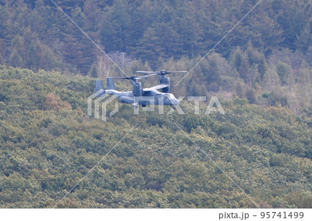 北海道で演習中の着陸態勢のアメリカ空軍　V-22　オスプレイ 95741499