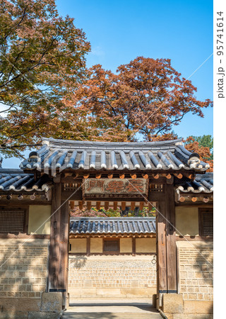 Changdeokgung royal palace of the Joseon dynasty in Autumn in Seoul South Korea Changdeokgung royal palace of the Joseon dynasty in Autumn in Seoul South Korea 95741614