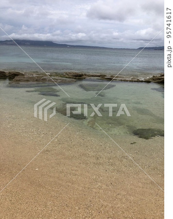 きれいな海と砂浜 95741617