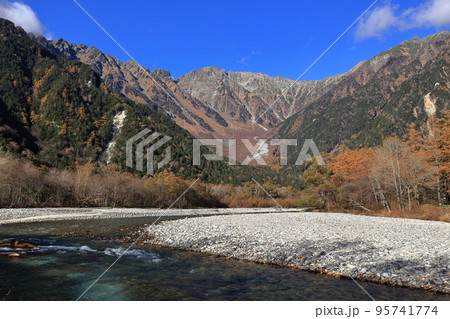 上高地から見た穂高連峰 95741774