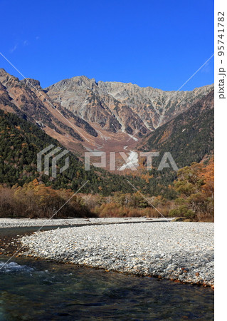 上高地から見た穂高連峰 95741782
