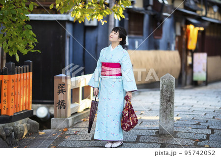京都府京都市東山区の祗園白川の巽橋で和傘を持つ着物姿の若い女性 京都府京都市東山区の祗園白川の巽橋で和傘を持つ着物姿の若い女性 95742052