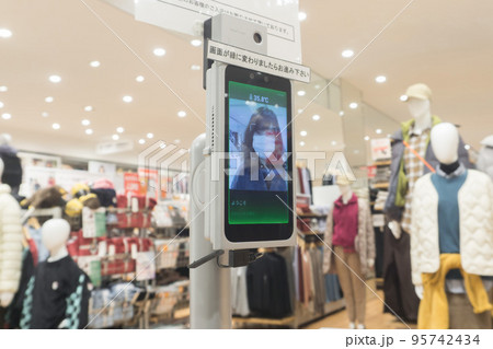 非接触検温機 入口 女性 非接触検温機 入口 女性 95742434