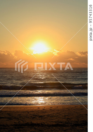日の出　10月下旬 95743316