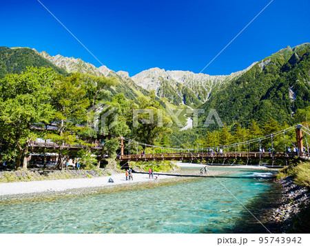 初秋の景勝地の長野県松本市上高地 初秋の景勝地の長野県松本市上高地 95743942
