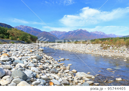 信濃大町山岳展望　秋の北アルプス後立山連峰 95744405