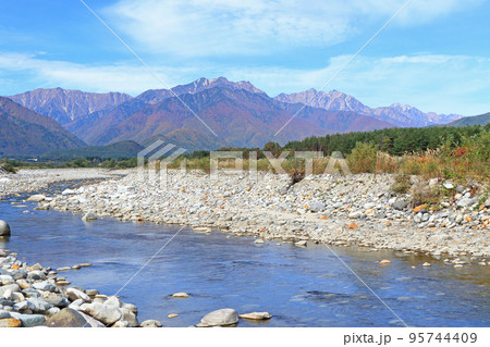 信濃大町山岳展望　秋の北アルプス後立山連峰 95744409