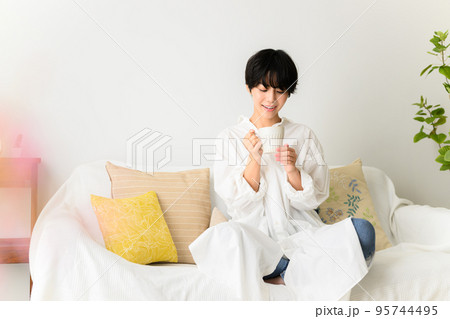 部屋でくつろぐ女性 95744495