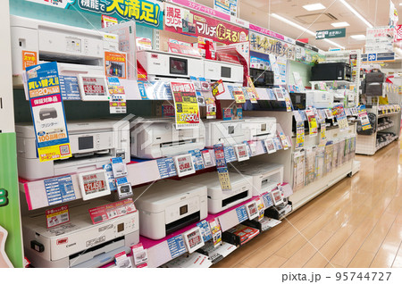 家電量販店でお買い物 95744727