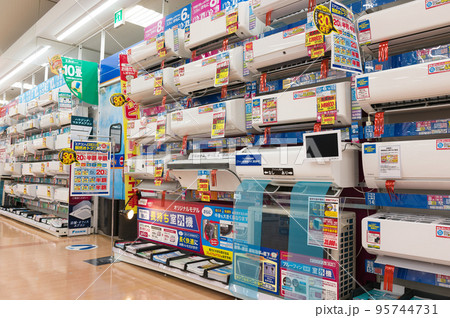 家電量販店でお買い物 95744731
