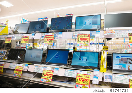 家電量販店でお買い物 95744732