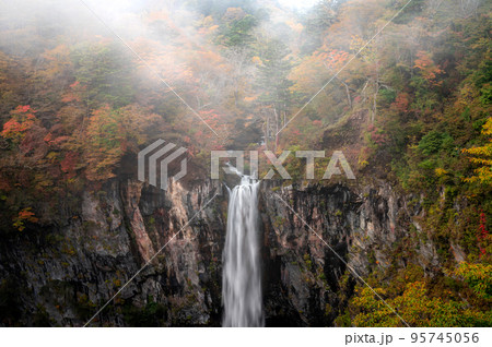 栃木県日光市　紅葉の華厳の滝 95745056