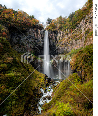 栃木県日光市 紅葉の華厳の滝 栃木県日光市 紅葉の華厳の滝 95745058
