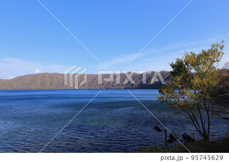 秋の倶多楽湖 95745629