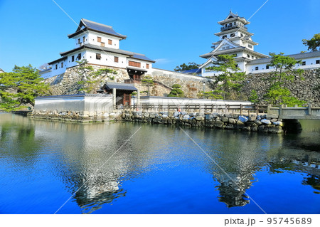 【愛媛県】快晴の今治城 95745689