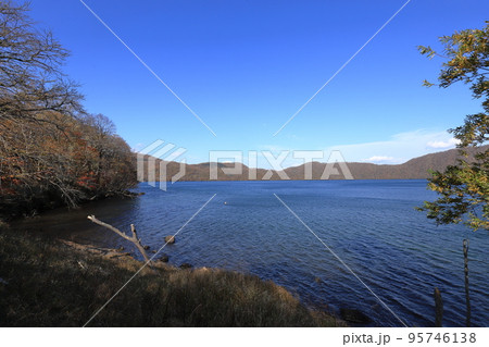 秋の倶多楽湖 95746138