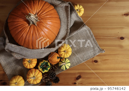 秋の背景 感謝祭やハロウィンの背景 オレンジや黄色のカボチャと落ち葉や松ぼっくりの飾り付け 秋の背景 感謝祭やハロウィンの背景 オレンジや黄色のカボチャと落ち葉や松ぼっくりの飾り付け 95746142