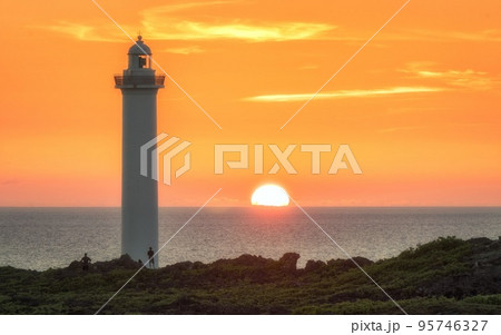 沖縄 残波岬の夕日 95746327