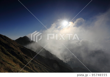 鳥取県の紅葉した伯耆大山とご来光 95746555