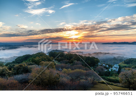 茨城県常陸大宮市 三王山自然公園の早朝の雲海 茨城県常陸大宮市 三王山自然公園の早朝の雲海 95746651