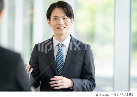 就職活動する学生 95747199