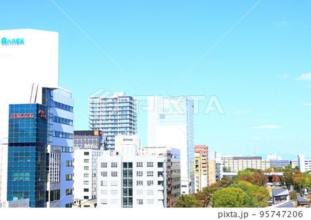 多くの高層ビルが立ち並ぶ名古屋市中心部の風景 多くの高層ビルが立ち並ぶ名古屋市中心部の風景 95747206