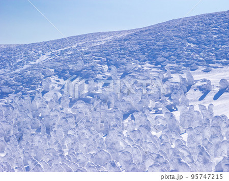 樹氷に覆われた山 (山形県、蔵王山) 樹氷に覆われた山 (山形県、蔵王山) 95747215