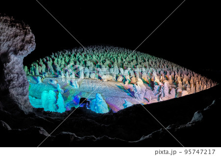 ライトアップされた樹氷 (山形県、蔵王山、地蔵山頂駅) ライトアップされた樹氷 (山形県、蔵王山、地蔵山頂駅) 95747217