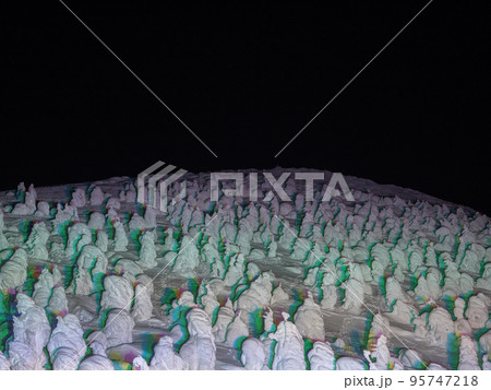 ライトアップされた樹氷 (山形県、蔵王山、地蔵山頂駅) 95747218