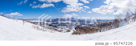 [パノラマ写真] 閑静なゲレンデと羊蹄山 (北海道、ニセコ) 95747220