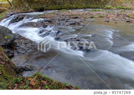 紅葉の中を流れ落ちる止滝大湯川 秋田県 紅葉の中を流れ落ちる止滝大湯川 秋田県 95747269