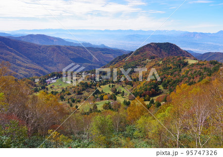 長野県高山村湯つづき紅葉街道から見る山田牧場と紅葉の山々の景色 長野県高山村湯つづき紅葉街道から見る山田牧場と紅葉の山々の景色 95747326