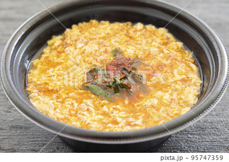 美味しいピリ辛ラーメン 95747359