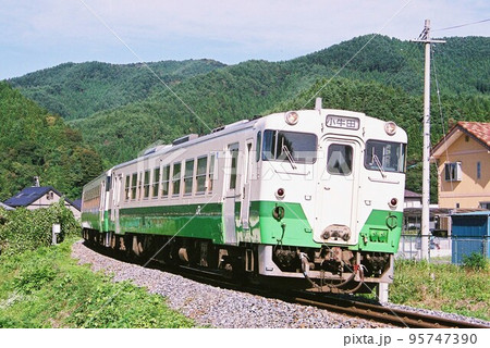 小牛田へ向けて気仙沼線をゆくキハ40系の写真素材 [95747390] - PIXTA