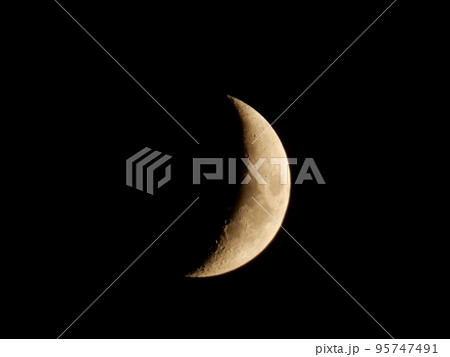 夜空に輝く三日月 夜空に輝く三日月 95747491