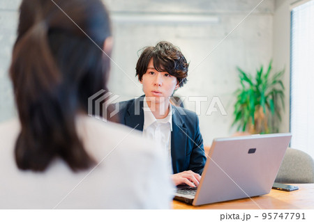 上司との1on1をするオフィスワーカー 95747791